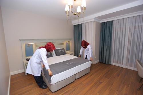 Deluxe Double Room with Balcony image 3