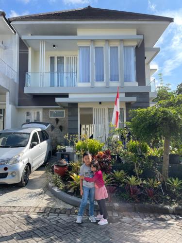 Homestay Amsterdam. Kolam renang pribadi, 2 lantai