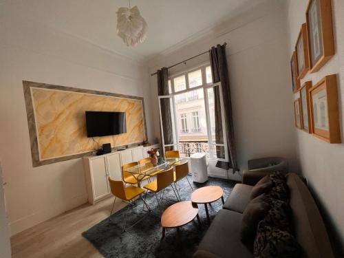 Luxury Apartment Champs-Élysées - HALA PARIS