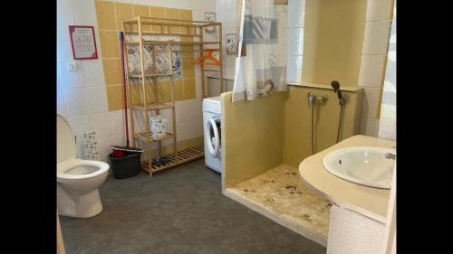 Appartement indépendant, terrasse couverte, rouge (Appartement independant, terrasse couverte, rouge) in Nieul