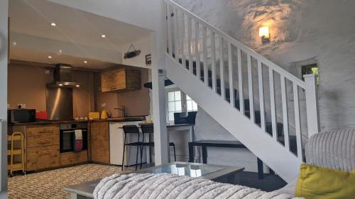 Cosy bolt hole near coast and mountains