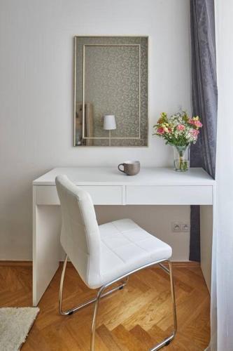 Gentle and cozy apartment right at the Center Prague - image 13