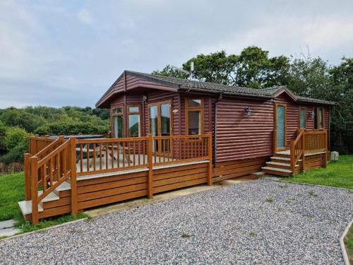 Beautiful Willow Lodge 67-4-6 persons-Private Hot Tub-Pet Friendly-Tranquil holiday away from it all yet not far to St Austell-The Holiday Home has two bedrooms, living & dining area, equipped kitchen -Decking-Al Fresco dining-Fishing lakes-Pet friendly