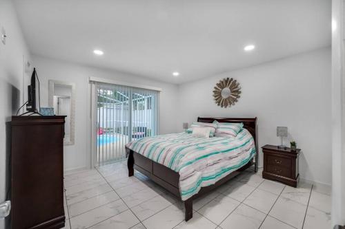 Cozy Family Home in Tampa with Private & Heated POOL, Pool table and Kids Play Area in Tampa, USA