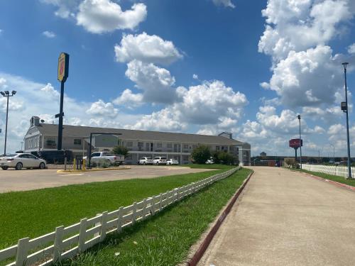Super 8 by Wyndham Terrell - image 13