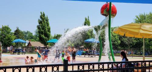 Taman bermain, Park Bungalow #4 - Seacliff Beach Suites in Leamington (ON)