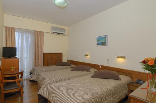 3 twin beds