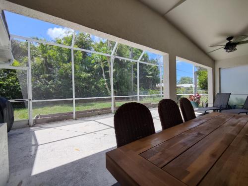 Spacious OASIS Updated Home 3 bed 2 bath -7 min to Nokomis Beach in Nokomis, USA