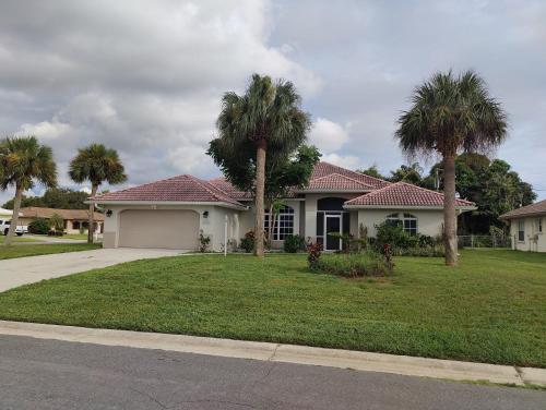 Spacious OASIS Updated Home 3 bed 2 bath -7 min to Nokomis Beach in Nokomis, USA