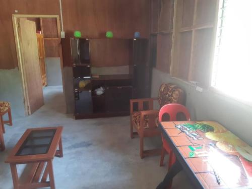 Cheerful one private room with garden BBQ place . in Tacloban