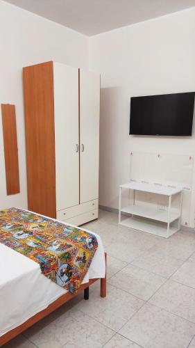 Single Room with Shared Bathroom image 4