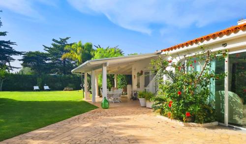 Luxury villa next to the beach with huge garden