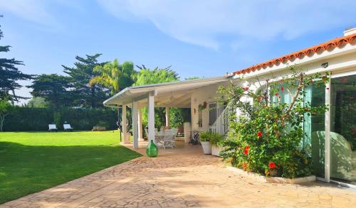 Luxury villa next to the beach with huge garden