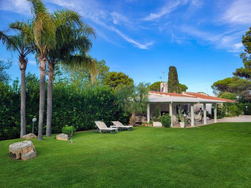  Luxury villa next to the beach with huge garden, Unterkunft in Rosa Marina