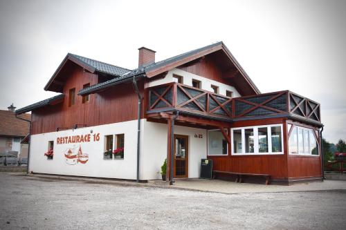 Apartmán Restaurace 16 (Apartman Restaurace 16) in วิโดคอฟ