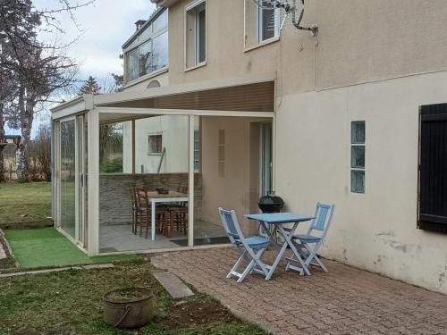 Entre Puy-de-Dôme et Corrèze Appartement pour 4 personnes avec terrasse et jardin chambre d'hôte Le Rastoit