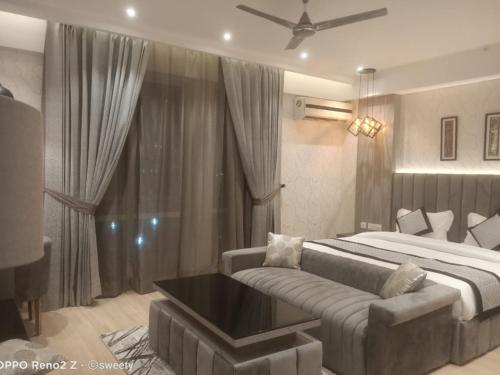 Deluxe King Suite image 9