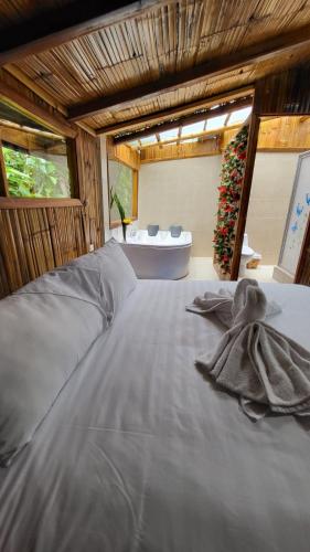 Mindo GlamBird Glamping & Lodge