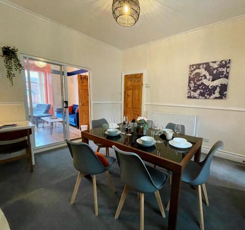 Kimberworth House, 4 Bedrooms, WIFI, Close to M1, Longer Stay, Free Parking