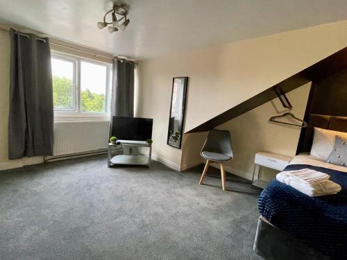 Kimberworth House, 4 Bedrooms, WIFI, Close to M1, Longer Stay, Free Parking