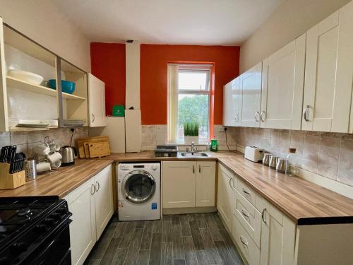 Kimberworth House, 4 Bedrooms, WIFI, Close to M1, Longer Stay, Free Parking