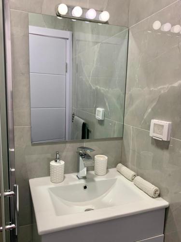 حمام, Cosy 2 rooms Flat fully equipped Bat Yam City Center 5 min to beach near Tel Aviv in بات يام