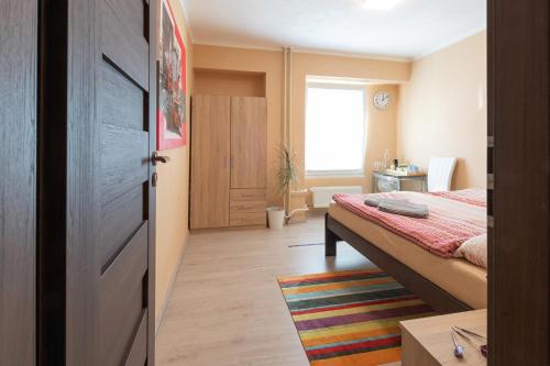 Cozy room at metro station, private bathroom, 9minutes oldtown, 15minutes airport, WiFi, Praha (fotografie 4)