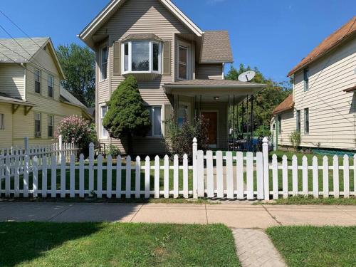 Cozy Daisy 2 Bedrooms With Patio, Wi-Fi, Parking & Self Check In