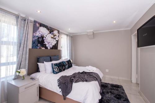 1 king bed, 1 sofa bed