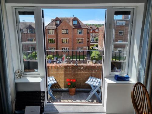 HighTide - 2 bed with parking, balcony & sea view.