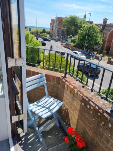 HighTide - 2 bed with parking, balcony & sea view.