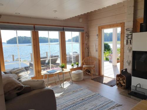 Stunning log cabin 45m2 on the shore of Kallavesi.