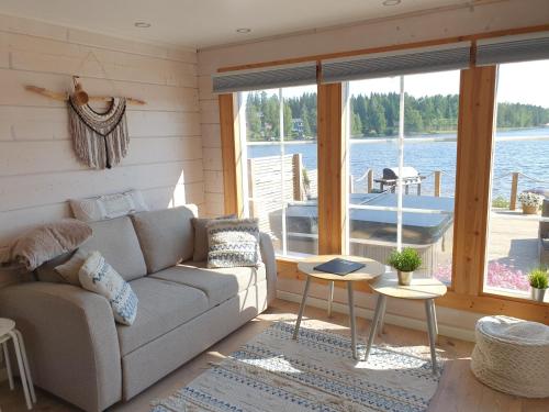 Stunning log cabin 45m2 on the shore of Kallavesi.