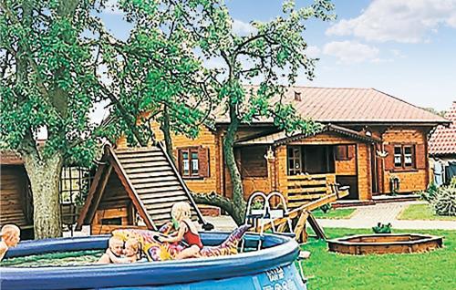 สระว่ายน้ำ, Awesome home in Mscice with 3 Bedrooms in มิเอลโน