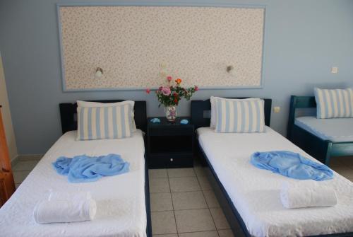 Kavos Psarou Studios & Apartments Kavos Psarou Studios & Apartments is conveniently located in the popular Kypseli area. The hotel offers guests a range of services and amenities designed to provide comfort and convenience. Facilities