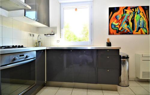 Lovely Apartment In Orange With Kitchen