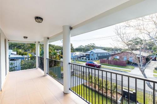 Balcony/terrace, Akoya House 122 Tomaree Rd Pet friendly linen air conditioning WiFi and boat parking in Shoal Bay