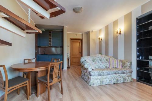 GuestHost - Roomy&Cozy Apartment with Shared Terrace - image 4