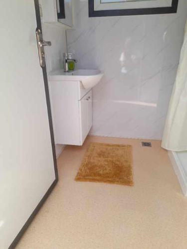 Baño, Glamping at the Retreat Wiltshire is rural bliss in Chippenham