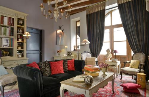 Shared lounge/TV area, Hotel Saint Pierre in Saumur Town Center