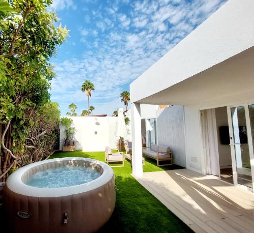 Bungalow de diseño hidromasajes terraza y piscina. 2
