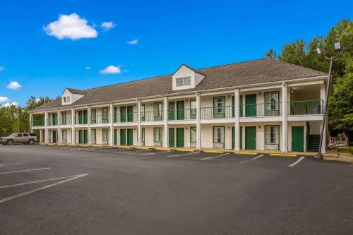 Quality Inn & Suites near Lake Oconee