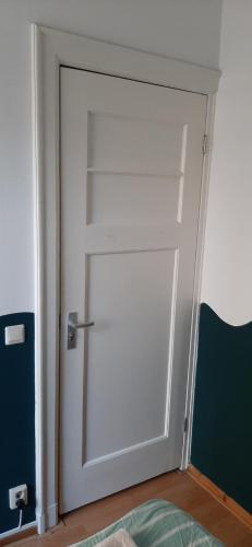 NICOLE, not for parties, not a hotel, room with shared bathroom, no kitchen, Amsterdam (photo 5)