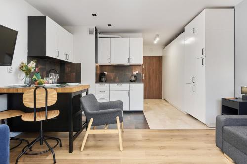 Jagodno Wrocław Kajdasza Studio z Bezpłatnym Garażem by Noclegi Renters - image 4