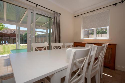 Botany Bay Holiday House - Family friendly, 50M from the beach