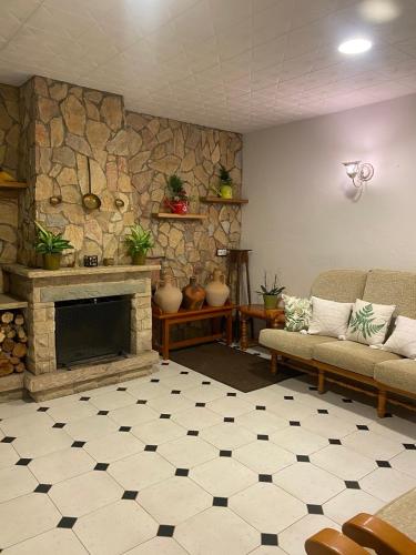 4 Bed Villa - Sleeps 8 - Pool - HotTub - Garden in Massanet de la Selva