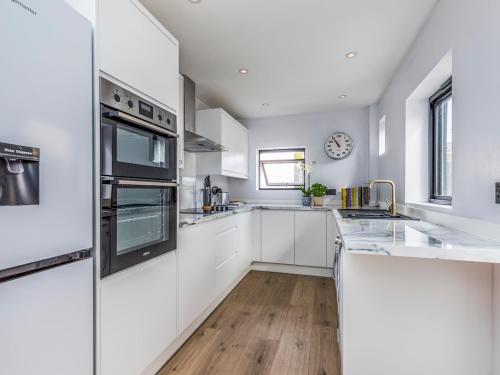 Pass the Keys Delightful 2 Bed House a Stones Throw From Beach Pass the Keys Delightful 2 Bed House a Stones Throw From Beach