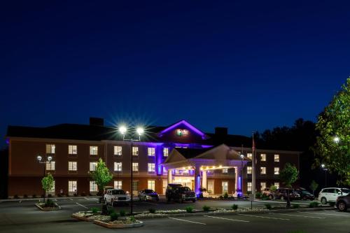 Holiday Inn Express & Suites - Sturbridge, an IHG Hotel