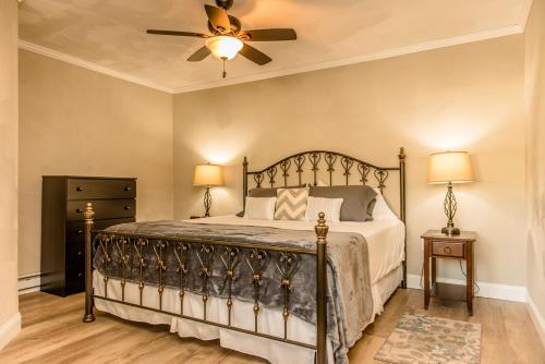 Guestroom, Strictly Moose Luxury Vacation Suites in Gorham