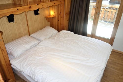 2 twin beds, 1 sofa bed